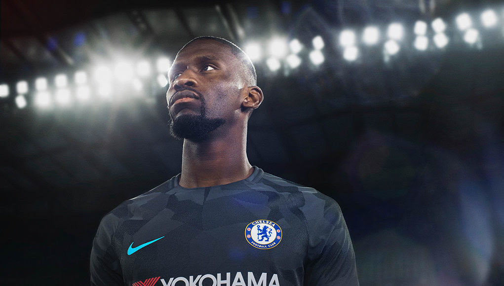 チェルシー 17 18年nike新ユニフォーム サードモデル 正式リリース ダークグレーベースの迷彩柄 Football Shirts Voltage Com サッカー各国代表 クラブユニフォーム