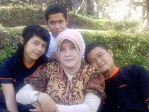 1_691092942l lagi asntai di taman bermain Lantera cafe&resto...fitri,me,bu erni,wendy