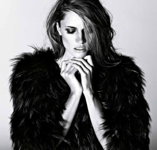 LE FASHION BLOG EDITORIAL COSTUME MAGAZINE FUR VOLUME COAT HAIR BEAUTY SMOKEY EYE7