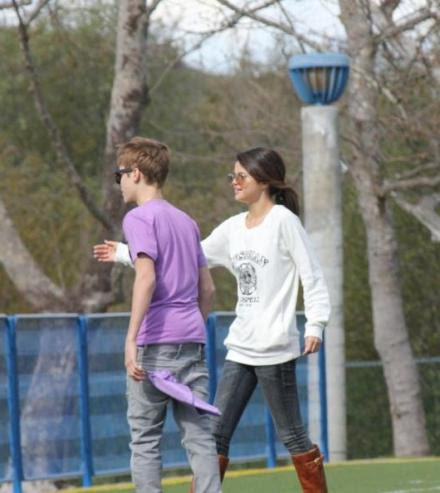 are selena gomez and justin bieber dating 2011. Justin Bieber and Selena Gomez