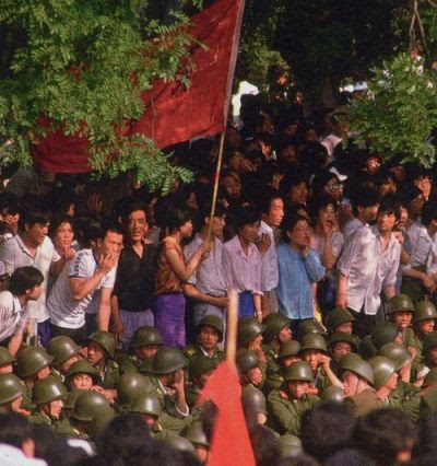 Vào ngày 20 tháng 5, Lý Bằng tuyên bố tình trạng khẩn cấp. Quân lính tiến vào thành phố, nhưng dè dặt. Bây giờ thì biểu tình bị cấm. Nhưng ngay cả khi đối diện với những người mặc quân phục thì cũng chẳng có ai tuân theo điều đấy cả. Ảnh: GEO Epoche.