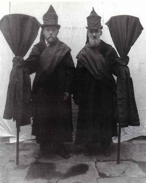 neil-gaiman:

rrosehobart:

victorian professional mourners
: retronaut.co

The technical term was an Undertaker’s Mute. These are two mutes.
