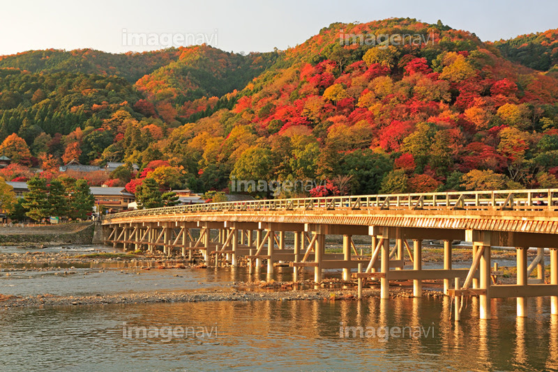 朝焼けの渡月橋と桂川と紅葉の嵐山 の画像素材 写真素材ならイメージナビ