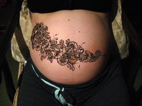 black henna tattoos is now a trend of young people in parts of the world because it looks elegant and charming 