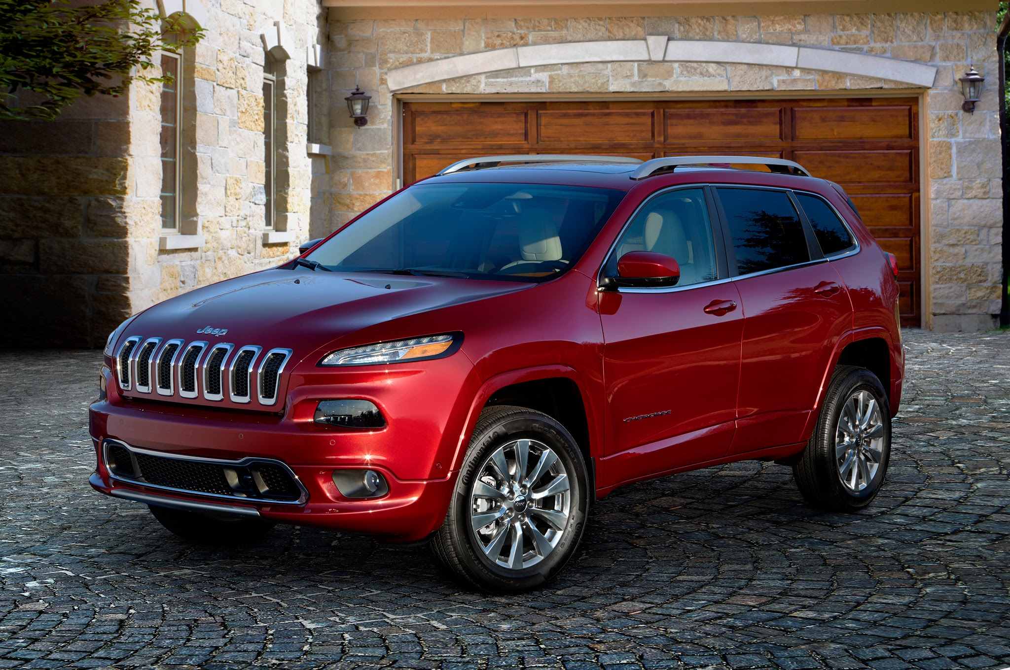 2016 Jeep Cherokee Overland front three quarter