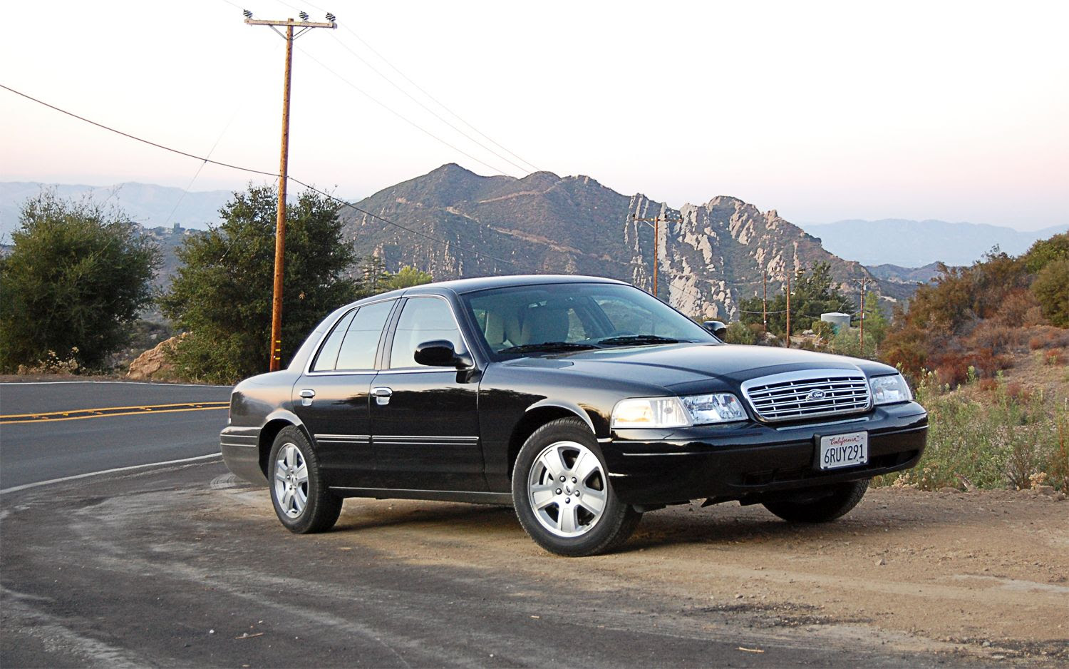 Ford-Crown-Victoria-front-three-quarters