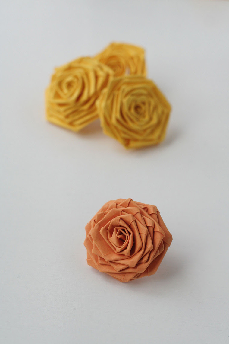 1本のテープから作るバラのモチーフ作り方 紙テープの薔薇 スクラップブッキング101