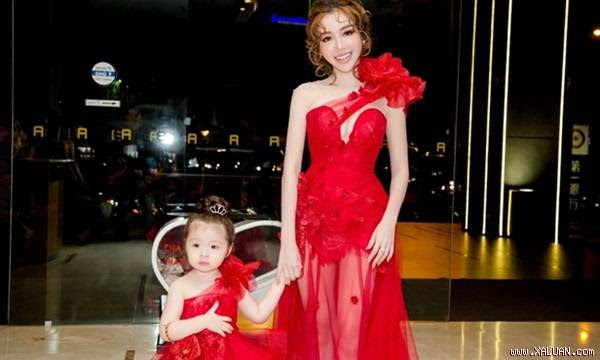  Mẹ đầm lệch vai, con cũng đầm lệch vai