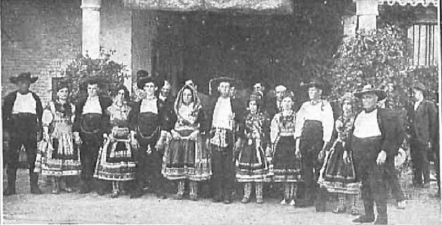 10 junio 1924. Visita de los Reyes de España e Italia a Toledo. Campesinos de la provincia vestidos de lagarteranos esperando la visita regia.