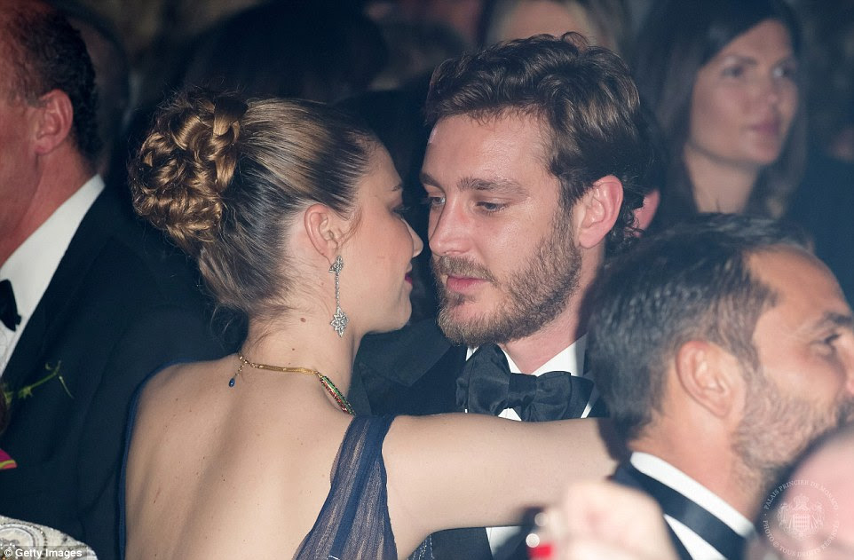 Beatrice Borromeo gosta de uma dança com seu marido Pierre Casiraghi em sua primeira noite fora desde o nascimento de seu filho em fevereiro