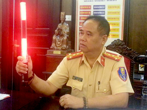canh-sat-giao-thong-ha-noi-co-trang-phuc-va-gay-chi-huy-dac-biet