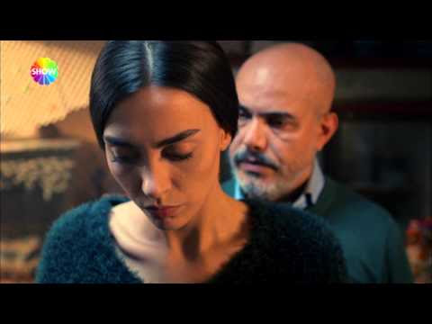 Ezra da, otelden kaçmanın bir yolunu bulur ve Çahangir’in elinden kurtulur. 