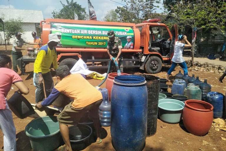 Terdampak Kemarau Panjang, TNI Andil Dalam Penyaluran Bantuan Air Bersih Di Tuban