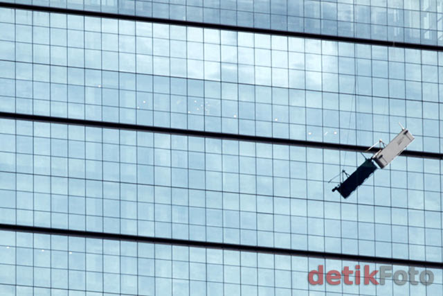 Gondola Miring di Gedung UOB Plaza