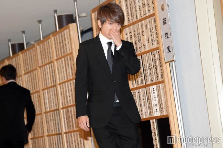 新聞 a西島隆弘 蜷川幸雄さん通夜で涙 感 看板aaa Ptt偶像團體區
