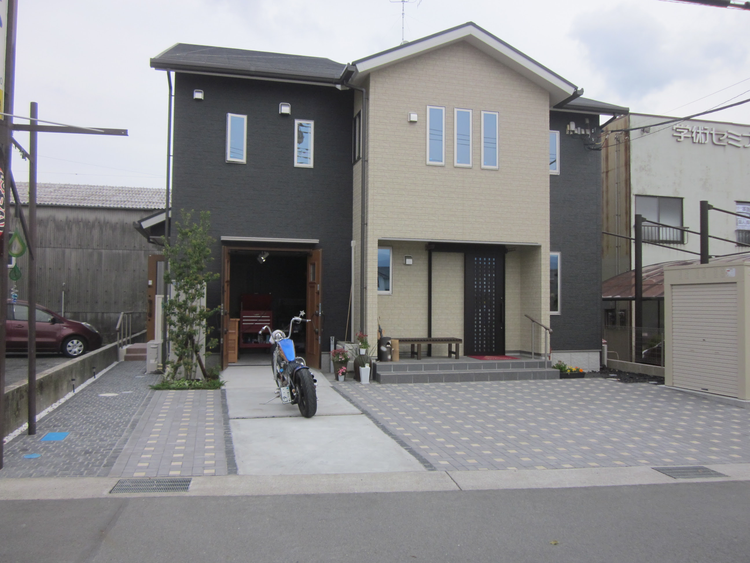 店舗併設のアプローチ 駐車場 バイクガレージ 施工実績 14年 株式会社 佐野緑化 施工実績ブログ
