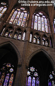 Arquitectura gótica del periodo clásico: vidrieras de la catedral de León
