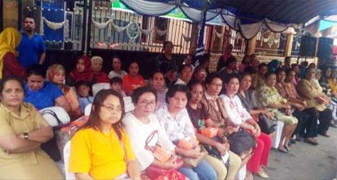 Ambon, Malukupost.com - Dua komunitas agama di Kota Ambon, Provinsi Maluku, melaksanakan kegiatan buka puasa bersama pada bulan puasa 2017. "Kegiatan buka puasa ini bukan hal baru bagi warga Ambon, melainkan telah terjalin sejak lama. Hal ini akan terus dipelihara sebagai wujud kerukunan umat beragama," kata Wakil Wali Kota Ambon Syarif Hadler di Ambon, Selasa (20/6). Mereka yang melakukan acara buka puasa bersama sebagai wujud kerukunan umat beragama di kota yang bertajuk manise, antara lain, warga kawasan Ponogro Kelurahan Urimessing yang mayoritas beragama Islam, warga Gereja Protestan Maluku (GPM) Jemaat Silo, dan jajaran Pemerintah Kota Ambon.