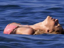 Michelle Hunziker pokies in sexy bikini on the beach in Forte Dei Marni 54x HQ photos