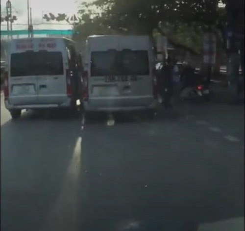 Tranh giành khách, hai tài xế ẩu đả trên đường - 1