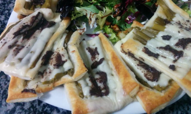 Tosta hojaldrada de espárragos trigueros con olivada