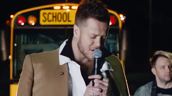 Clip Bad Liar Imagine Dragons Retourne Au Lycee Pour Un Ballet Vertigineux