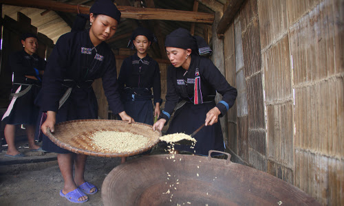 6 công đoạn làm cốm của người La Chí ở Hà Giang
