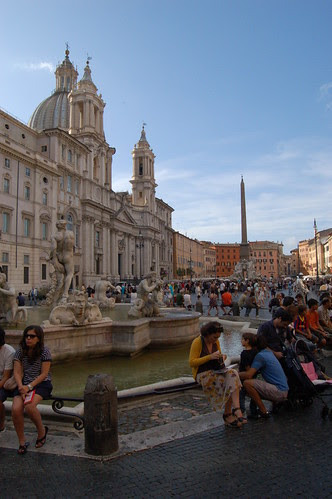 Die piazza navonna war mal ein Stadion, lang gestreckt ist der Platz