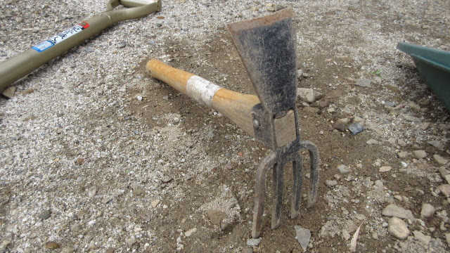 庭の整地 根 石 モルタルのガラを掘り起こす Diyと家庭菜園 どうせ長くは続かない