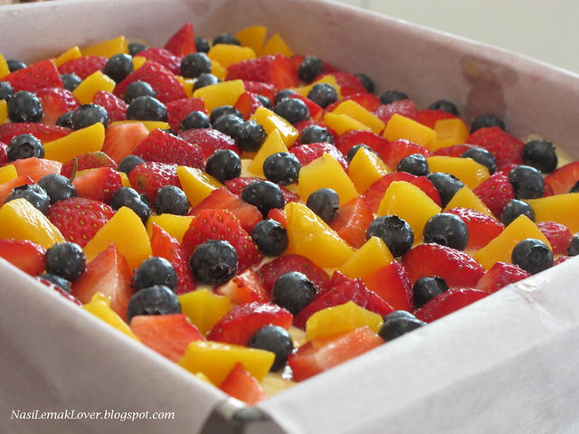 mixed fruits pastry cake
