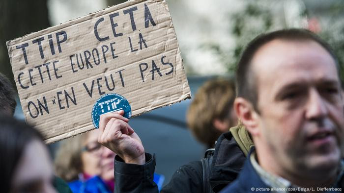 Belgien Tagung des Parlaments zu Freihandelsabkommen CETA Proteste (picture-alliance/dpa/Belga/L. Dieffembacq)