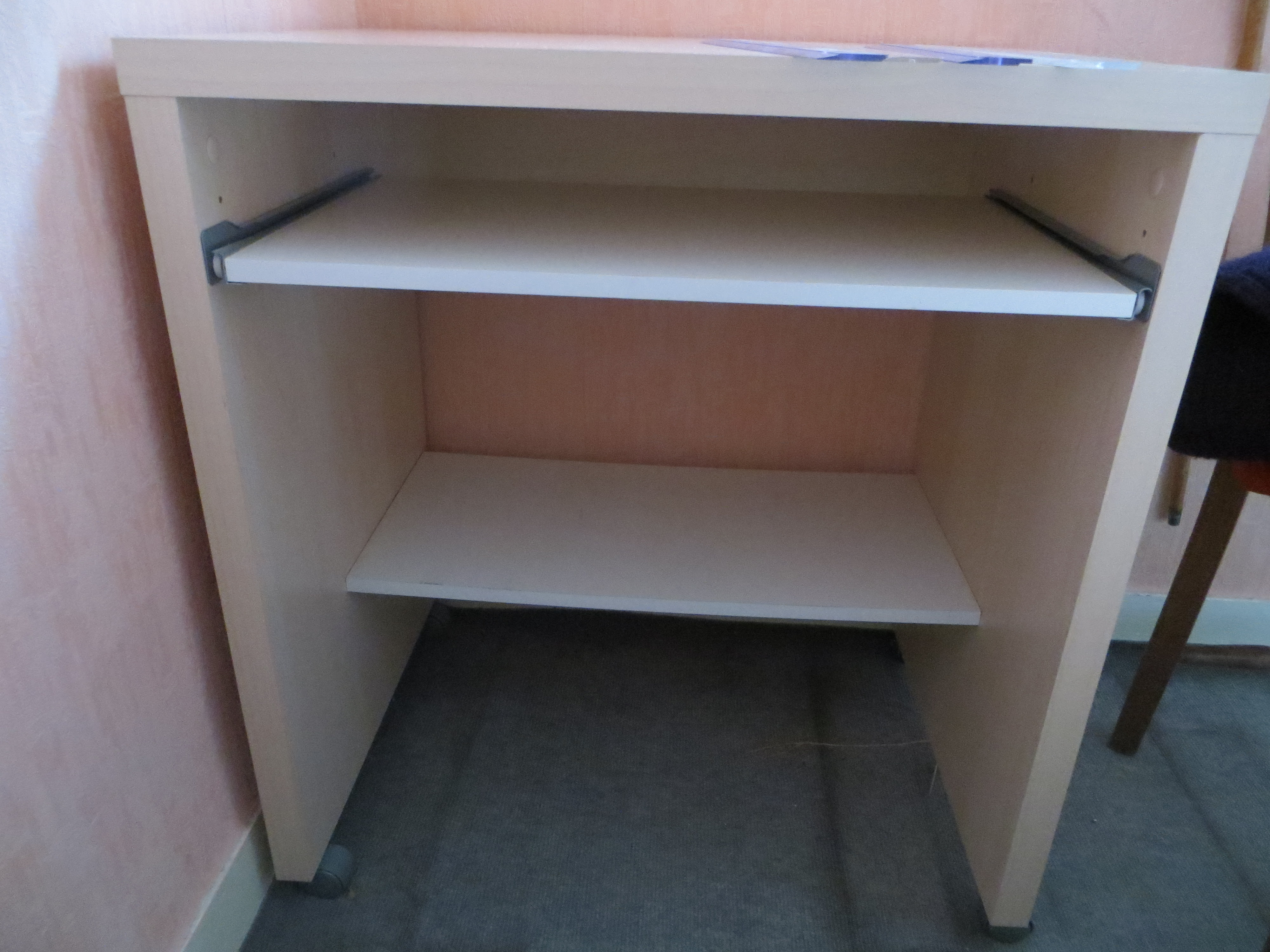 Annoncee Sur Le Bon Coin Egalement Un Bureau Meuble Pour Ordinateur Une Malle Le Fouet Artistique Et Sportif