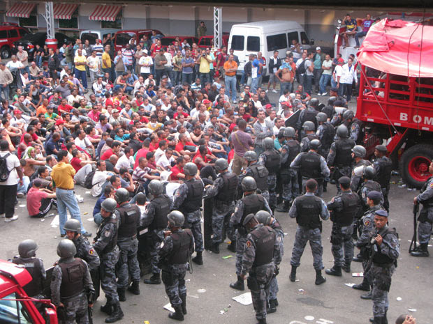 Negociação dentro do Quartel Central dos bombeiros (Foto: Rodrigo Vianna/G1)