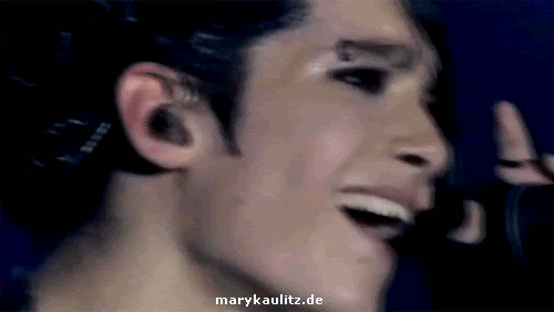 http://i941.photobucket.com/albums/ad260/xMaryKaulitzx/Animations/2005/rettemichconcert/5.gif