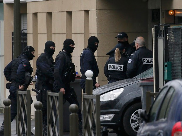 Polícia francesa na entrada do prédio onde suspeito foi preso em Argenteuil, na região de Paris, na França, nesta sexta-feira (25) (Foto: Gonzalo Fuentes/ Reuters )