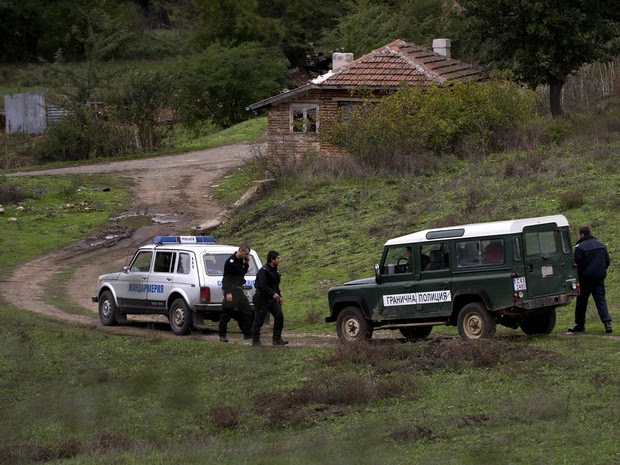 Policiais de fronteira da Bulgária trabalham na área perto da cidade de Sredez, onde um refugiado do Afeganistão morreu ao ser atingido por um disparo de advertência da polícia de fronteira búlgara, perto da fronteira com a Turquia (Foto: Nikolay Doychinov/AFP)