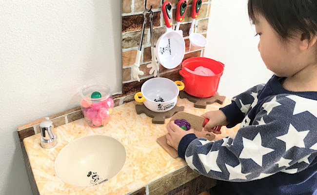 子どもが大喜び 100均グッズとダンボールで おままごとキッチン 作ってみた ベビーカレンダー