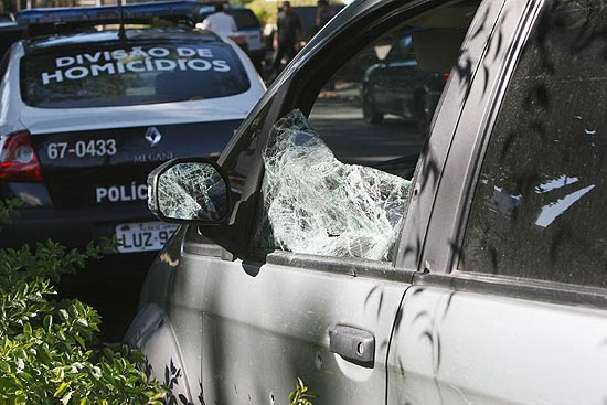 Policias fazem perícia no carro da juíza Patrícia Lourival Acioli, baleada em frente a sua casa, em Niterói, na região metropolitana do Rio