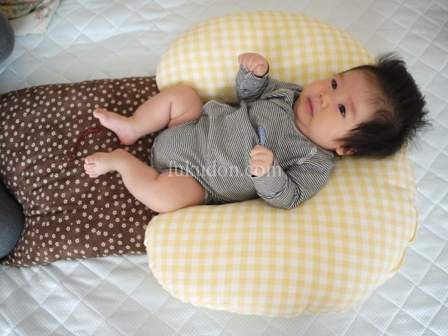 赤ちゃんが寝ない 背中スイッチ発動 そんな悩みには授乳クッションに寝かせる方法がいいよ ふくどん