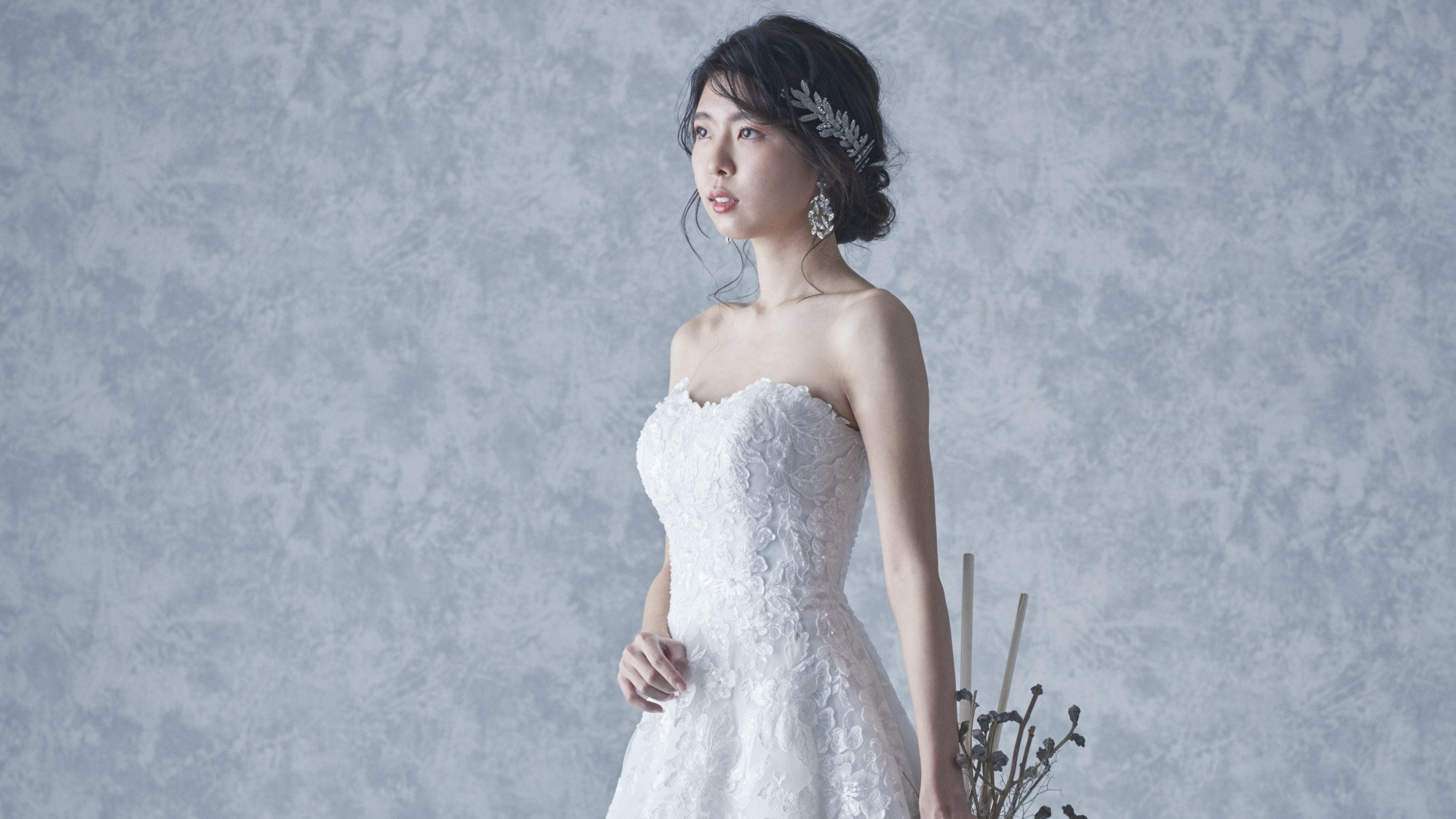 ウェディングドレスに黒髪は合う ヘアスタイルのコツとおすすめの髪型