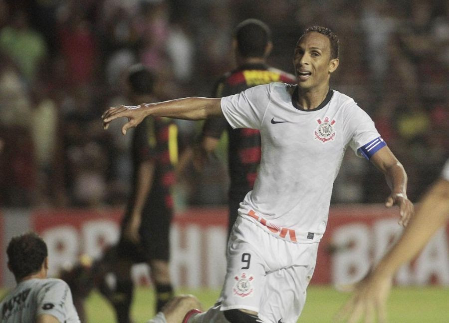 Liedson comemora gol contra o Sport / Rodrigo Coca/Fotoarena/Folhapress