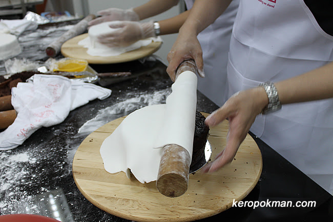 Dressing up the naked cake.
