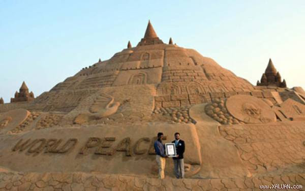 Lâu đài cát cao nhất thế giới tọa lạc tại bang Odisha gần bãi biển Puri. (Ảnh: HT)