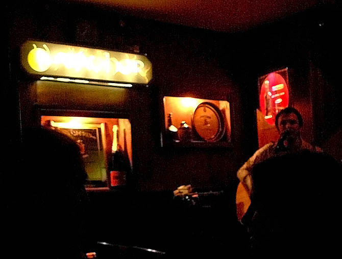 bar-singer2-80012