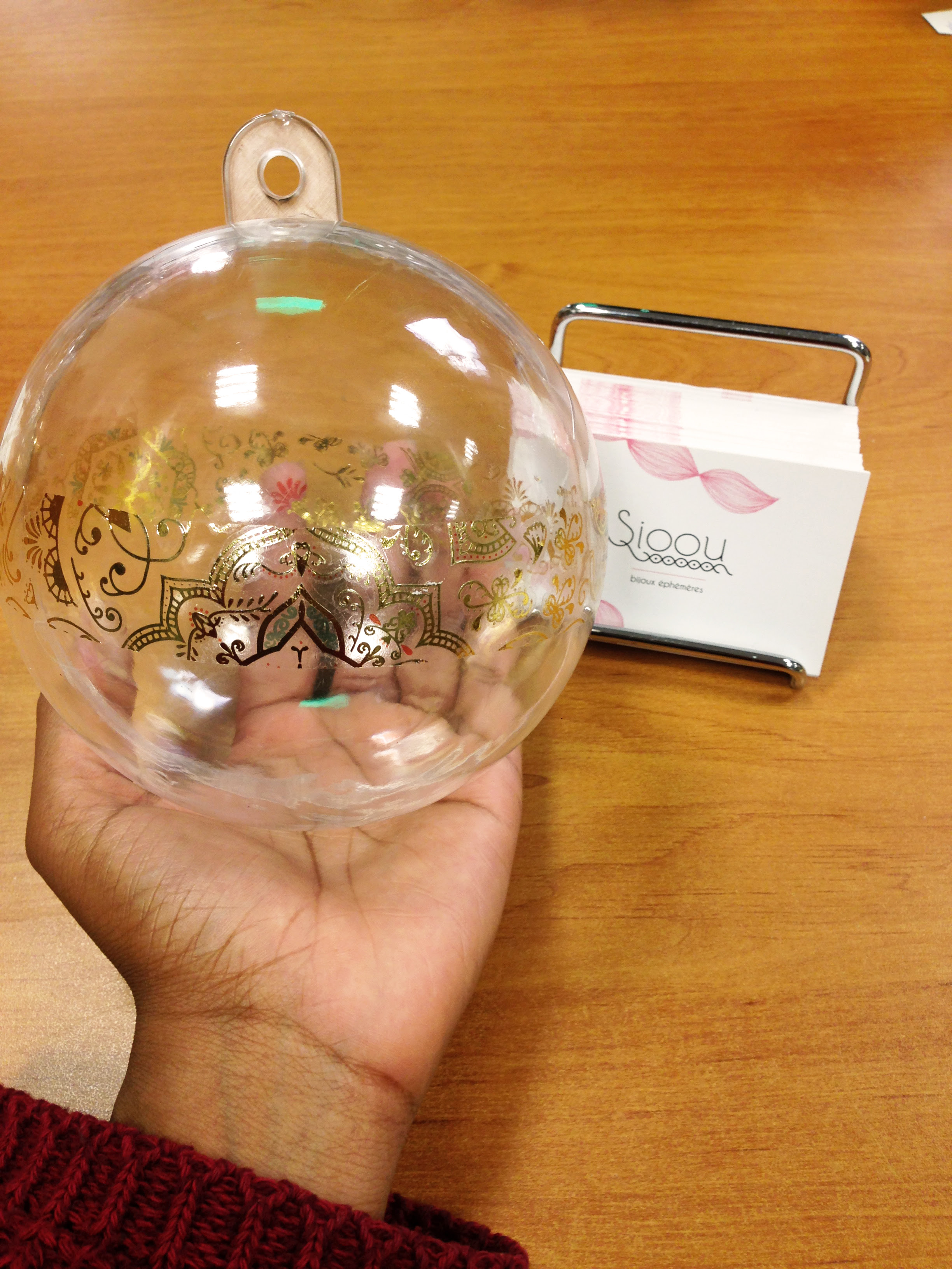 Boule De Noel A Customiser Idee Diy Customiser Une Boule De Noel Avec Des Tatouages Ephemeres