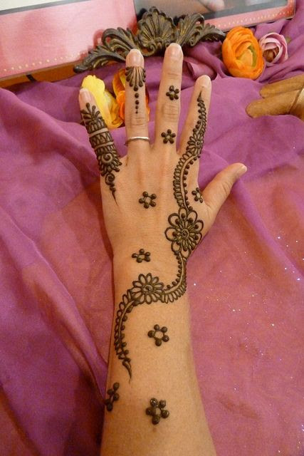 Simple floral henna design