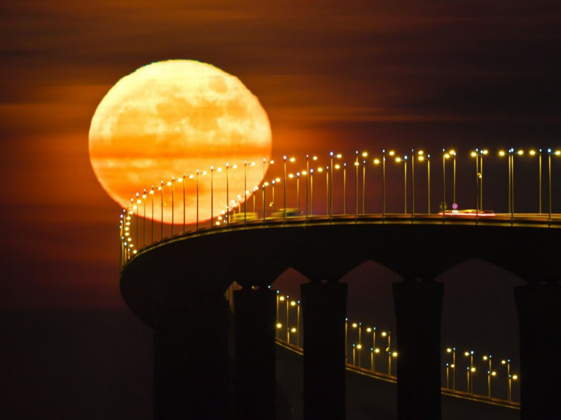 24 heures en images - La pleine lune vue au-dessus du pont de l'île de Ré, depuis Rivedoux-Plage, le 14 décembre 2016.