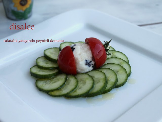 salatalık yatağında domates arası peynir