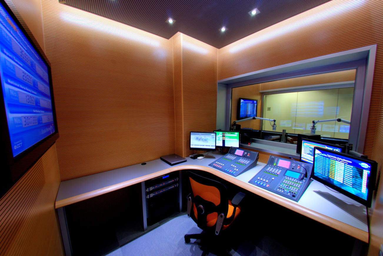 Resultado de imagen para imagenes de una cabina de radio