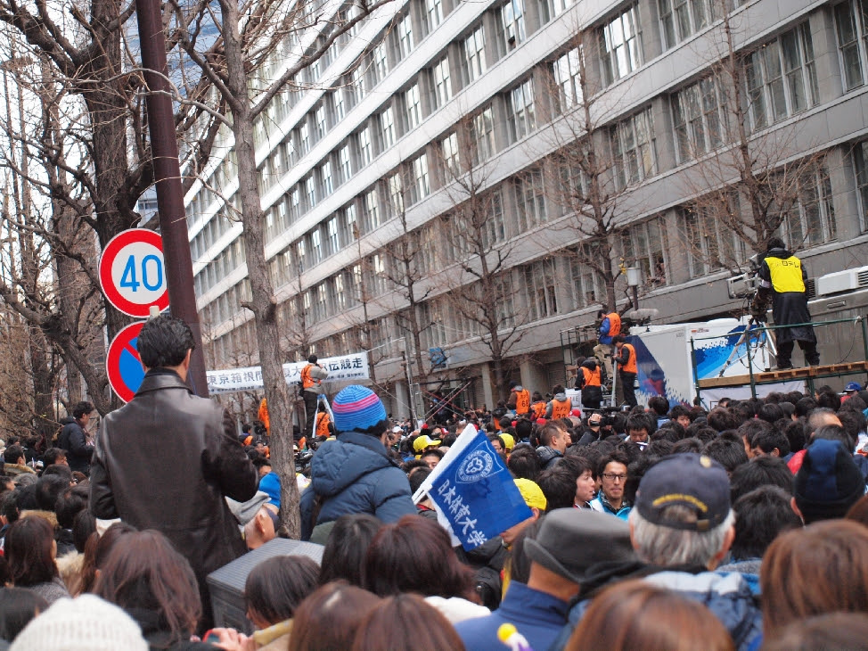第８９回箱根駅伝 ２０１３年 １月３日復路 新年おめでとうございます 今年も箱根駅伝がやってきました ｔｖ観戦だけで飽き足らず 地元鶴見の沿道応援に出るようになって１２年くらい 地元の沿道で飽き足らず 選手の追っかけ 事実上先回り観戦